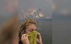 VIDÉO - Incendie à Hawaï : les images des habitants réfugiés dans l'eau pour échapper aux flammes