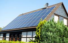 Les programmes gouvernementaux incitent-ils à l’installation de systèmes solaires résidentiels ?