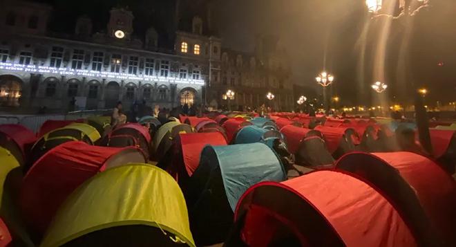 Des centaines de migrants installent illégalement des tentes devant la mairie de Paris. Nadine Morano dénonce « L’invasion organisée. En majorité que des hommes arrivés illégalement d’Afrique » (Vidéo)