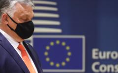 Droits LGBT en Hongrie : la Commission européenne hausse le ton, Macron temporise