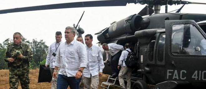 Le président colombien Ivan Duque a été la cible de tirs  alors qu’il effectuait un voyage en hélicoptère avec plusieurs impacts de balle sur la queue et le rotor principal de l’appareil