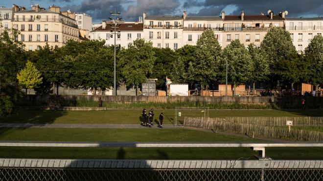 VIDEO - Tirs de mortiers en plein jour contre des toxicomanes dans un parc de Paris