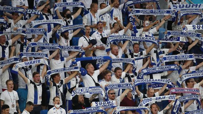 Euro 2021 : près de 300 supporters finlandais positifs au Covid après leur voyage en Russie