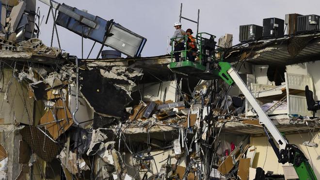 Floride : l'immeuble effondré souffrait de "dégradations", Joe Biden sur place jeudi