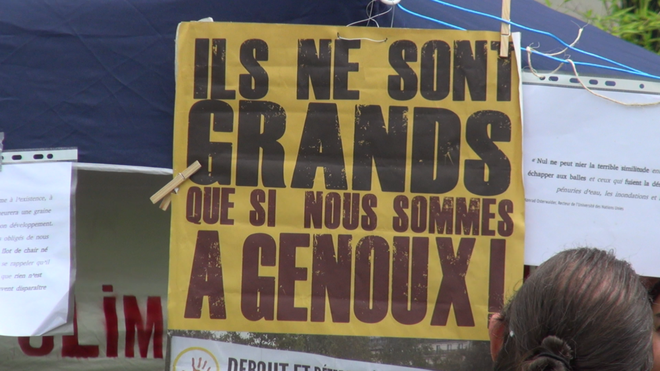 Rassemblement en soutien aux « décrocheuses de portrait » devant le tribunal de Grenoble