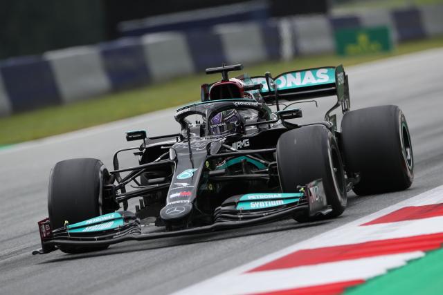 F1 - GP d'Autriche - EL2 - Les Mercedes de Lewis Hamilton et Valtteri Bottas se réveillent lors des essais libres 2 en Autriche