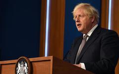 Covid-19 : Boris Johnson annonce la fin prochaine du port du masque en Angleterre