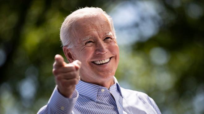 Un Joe Biden confus a consulté ses notes pour répondre à une question sur la Russie