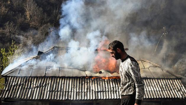 Haut-Karabakh : les Arméniens brûlent leurs maisons avant la cession à l'Azerbaïdjan