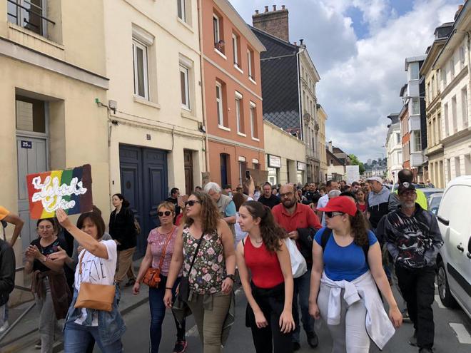 « Non au pass sanitaire » : 500 personnes défilent dans les rues de Rouen pour dire non au vaccin