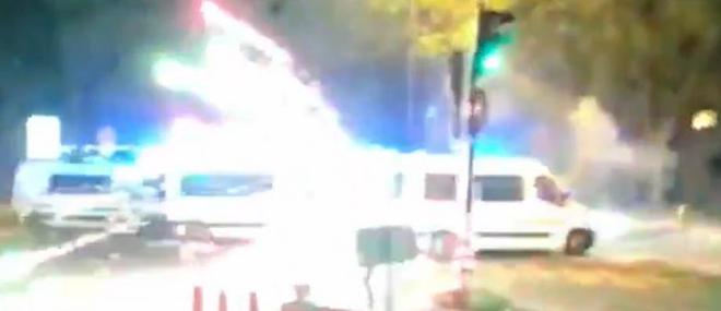 Les images très impressionnantes des policiers attaqués cette nuit dans le XVIIIe arrondissement de Paris par des mortiers d'artifice - Regardez
