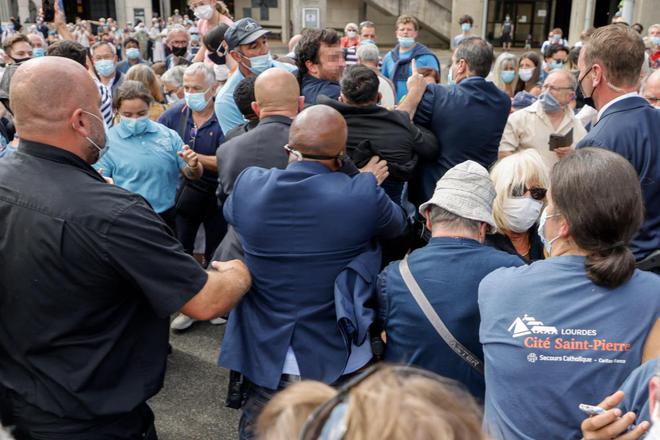 En visite à Lourdes, Emmanuel Macron invectivé par un homme qui le traite «d’athée primaire»