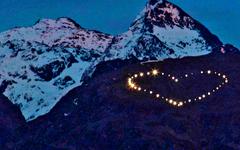 Isère : des montagnards allument un cœur pour demander l’assouplissement du confinement