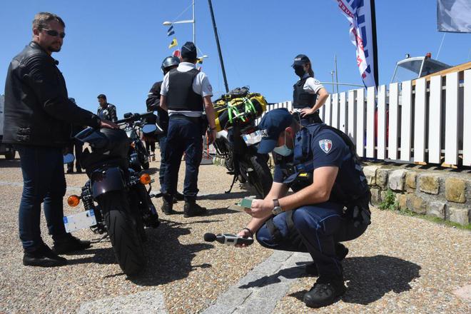 Les décibels des deux-roues contrôlés par les policiers de Fécamp