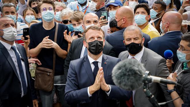 Cette photo prise à Lourdes montre-t-elle Emmanuel Macron en train de prier ?