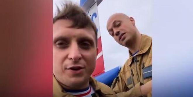 Le duo de Youtubers McFly et Carlito dans les airs avec la patrouille de France