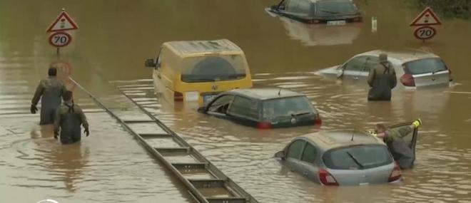 Inondations: Le bilan s'alourdit avec plus de 200 morts en Europe alors que le roi des Belges est apparu hier ému aux larmes - La chancelière Angela Merkel a déploré un désastre "inimaginable"