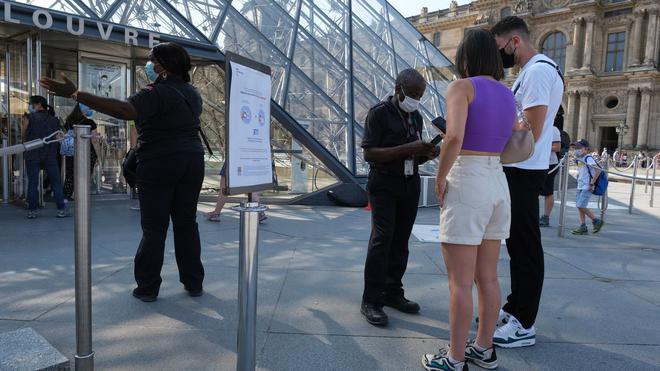 «Ce pass sanitaire est une excellente chose» : au Louvre, les touristes approuvent
