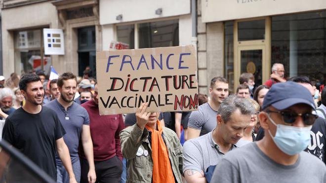 Pass sanitaire : des manifestants décrochent le portrait d’Emmanuel Macron à la mairie de Chambéry