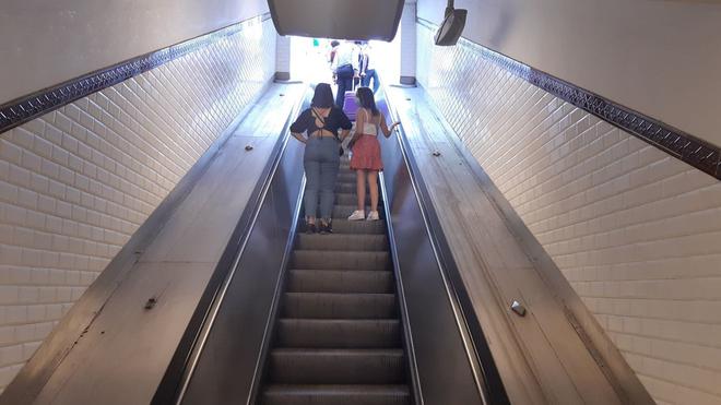 Elle coince son chariot de courses dans l’escalator du métro parisien : six blessés