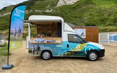 Cet été, le petit camion « Grand Sit’Info » sillonne la côte d’Albâtre à la rencontre des habitants et des visiteurs