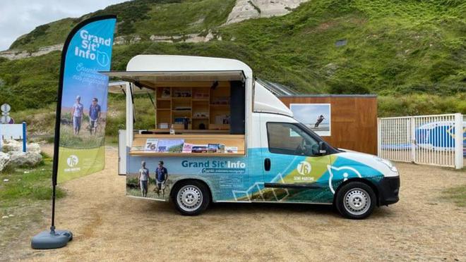 Cet été, le petit camion « Grand Sit’Info » sillonne la côte d’Albâtre à la rencontre des habitants et des visiteurs