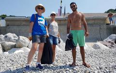 Le chanteur Jérémy Frérot avec des bénévoles pour ramasser des déchets sur la plage de Fécamp