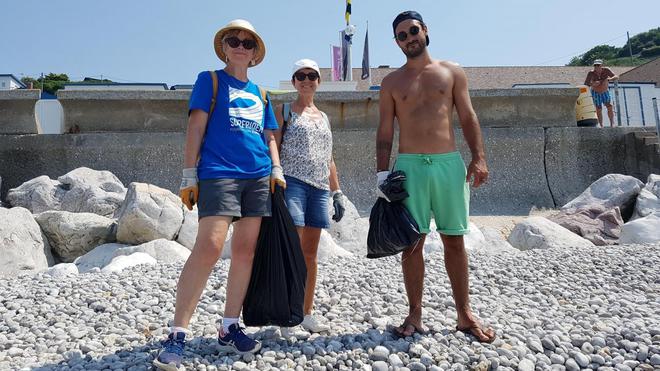 Le chanteur Jérémy Frérot avec des bénévoles pour ramasser des déchets sur la plage de Fécamp