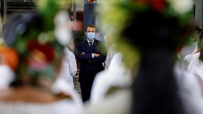 Au lendemain des manifs anti-pass sanitaire, Emmanuel Macron appelle à l'unité face au virus