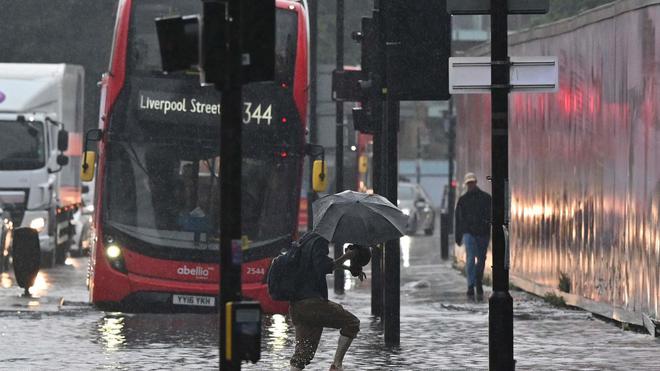 Londres : des pluies torrentielles causent des inondations impressionnantes