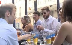 Un bar installé à Paris et Bordeaux décide d'offrir une pinte de bière aux clients qui se présentent avec un justificatif de vaccination contre le Covid-19 - VIDEO