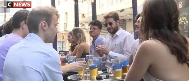 Un bar installé à Paris et Bordeaux décide d'offrir une pinte de bière aux clients qui se présentent avec un justificatif de vaccination contre le Covid-19 - VIDEO