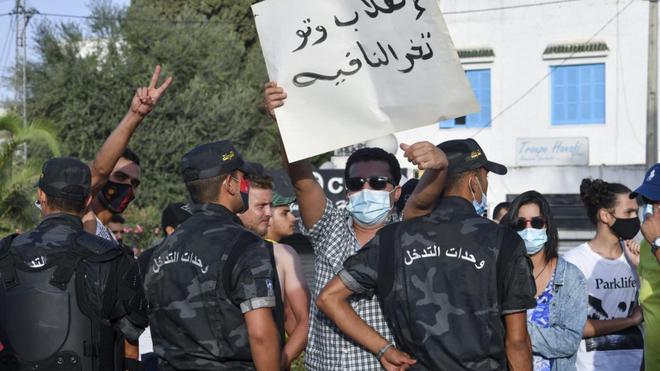 Renvoi du Premier ministre, accusation de "coup d'État", manifestations... Que se passe-t-il en Tunisie ?