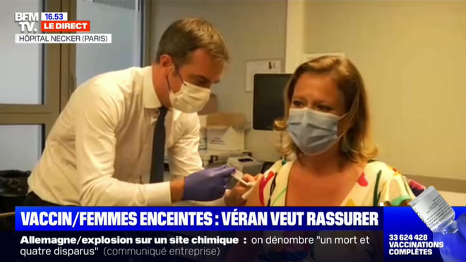 L’IMAGE. Le ministre de la Santé Olivier Véran vaccine sa collègue enceinte de cinq mois