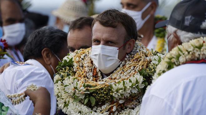 VRAI OU FAKE. Emmanuel Macron a-t-il été recouvert de fleurs lors de son déplacement en Polynésie ?