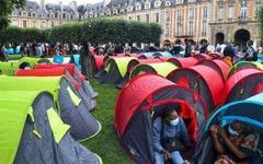 EN DIRECT - Paris - Des centaines de migrants dont des dizaines d'enfants se sont installés cette nuit Place des Vosges avec des tentes - Les forces de l'ordre ont pris position depuis 8h30 - Regardez