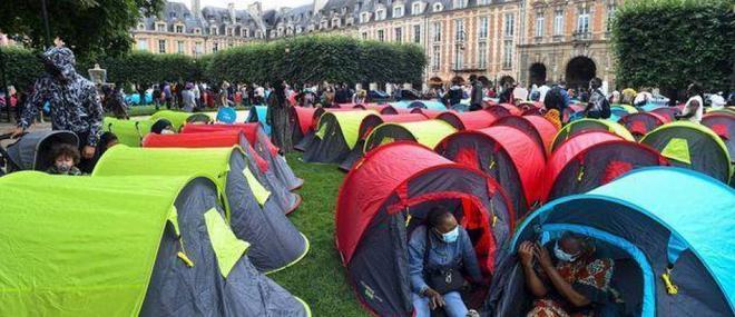 EN DIRECT - Paris - Des centaines de migrants dont des dizaines d'enfants se sont installés cette nuit Place des Vosges avec des tentes - Les forces de l'ordre ont pris position depuis 8h30 - Regardez