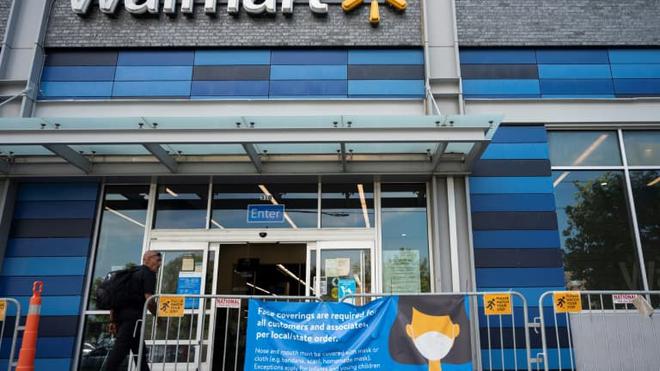Etats-Unis: Walmart impose de nouveau le masque à ses salariés, Disney exige le vaccin