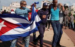 Biden sanctionne la police cubaine et promet d'autres mesures
