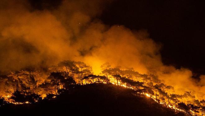 Grèce, Turquie, Italie...les incendies font rage dans le sud de l'Europe, villageois et touristes évacués
