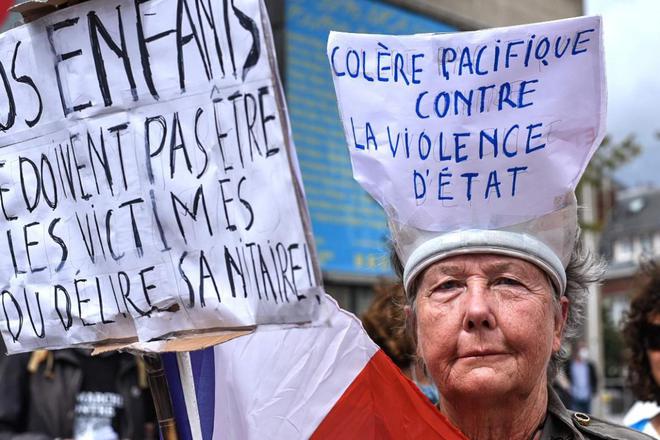 Près de 700 manifestants contre le pass sanitaire dans les rues d’Amiens