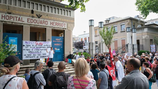 Droit de grève des soignants : trois syndicats dénoncent des propos d’Olivier Véran