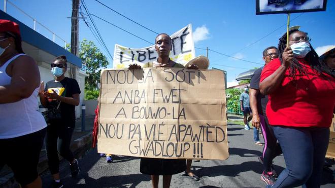 Couvre-feu et confinement: des heurts en Guadeloupe avant l'arrivée de Sébastien Lecornu