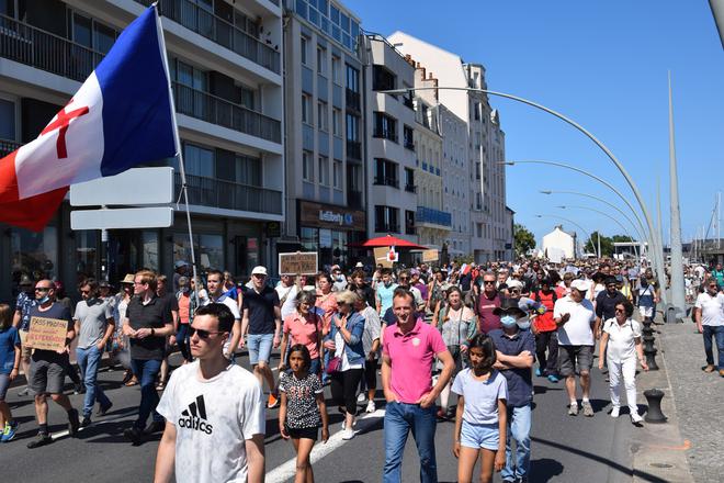 Cherbourg : près de 600 personnes défilent contre le pass sanitaire