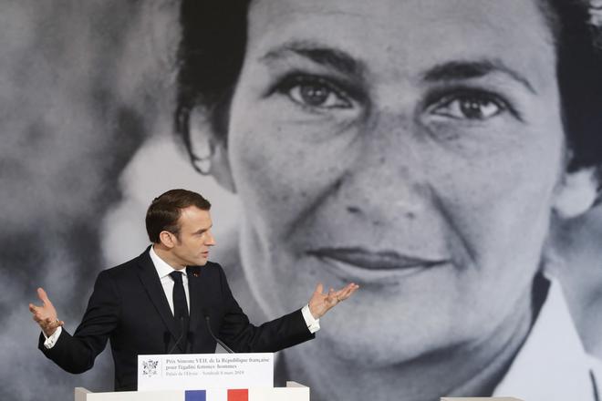 Nouvelle dégradation de la stèle de Simone Veil en Bretagne, Emmanuel Macron réagit