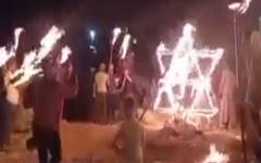 Vidéo : comme les nazis, des Palestiniens terrorisent des Juifs et brûlent une étoile de David incrustée d’une croix gammée