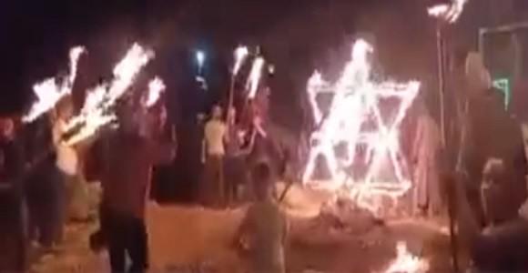Vidéo : comme les nazis, des Palestiniens terrorisent des Juifs et brûlent une étoile de David incrustée d’une croix gammée