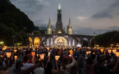 Malgré le Covid-19, près de 9 000 fidèles à Lourdes pour l’Assomption célébrant la « fraternité »