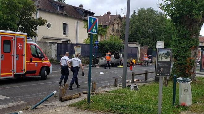 Val-d’Oise. Une voiture sur le toit et deux blessés à Pontoise : le quai de Pothuis coupé