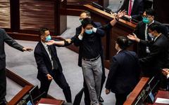 Hong Kong : d'anciens députés arrêtés pour des heurts au Parlement